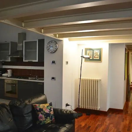 Via Valtellina Loft アパート