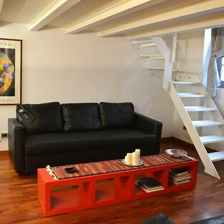 Via Valtellina Loft アパート